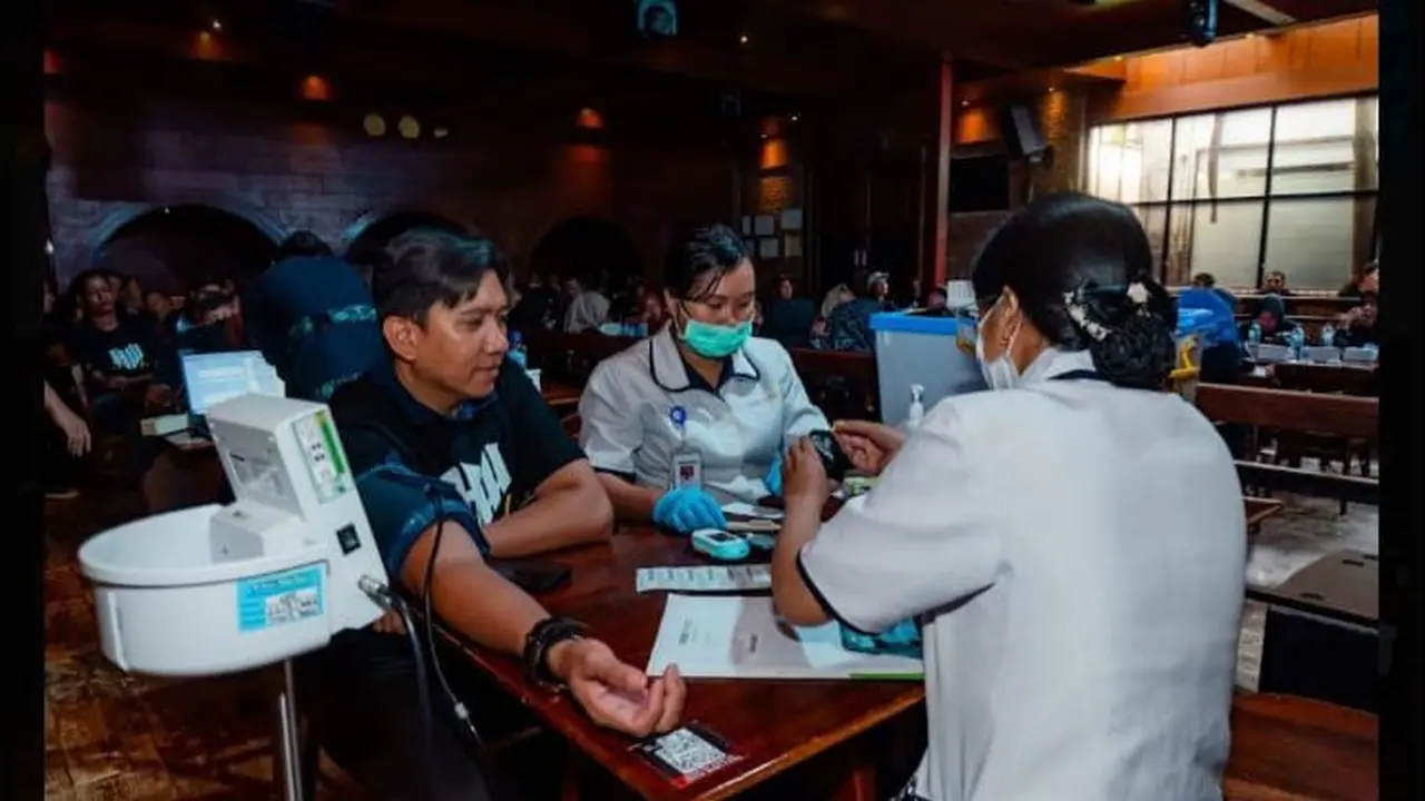 Helen's Medan menggelar kegiatan sosial guna membantu masyarakat untuk deteksi dini faktor risiko penyakit dengan cek kesehatan gratis.