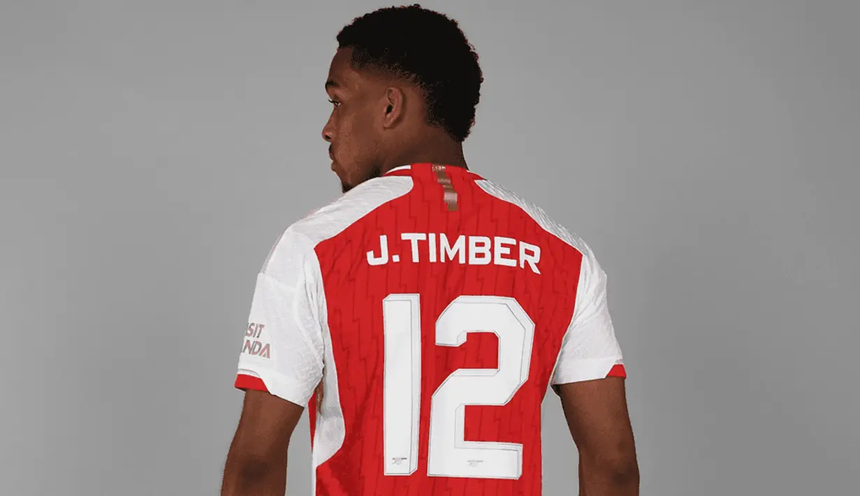 Jurrien Timber menjadi pemain Belanda terbaru yang didatangkan Arsenal pada awal musim 2023/2024. Ia diangkut dengan nilai transfer sebesar 40 juta euro dengan durasi kontrak yang belum diketahui. Empat musim bersama Ajax, ia total tampil dalam 121 laga dengan torehan 6 gol dan 4 assist. (arsenal.com)