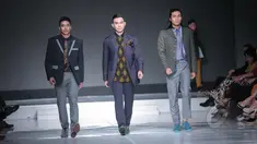 Sejumlah model memperagakan busana rancangan Musa Widyatmodjo di Jakarta Fashion & Food Festival 2015 di Jakarta, Jumat (22/5/2015). Rancangan Musa Widyatmodjo bertema "Luxury Man". (Liputan6.com/Faizal Fanani)