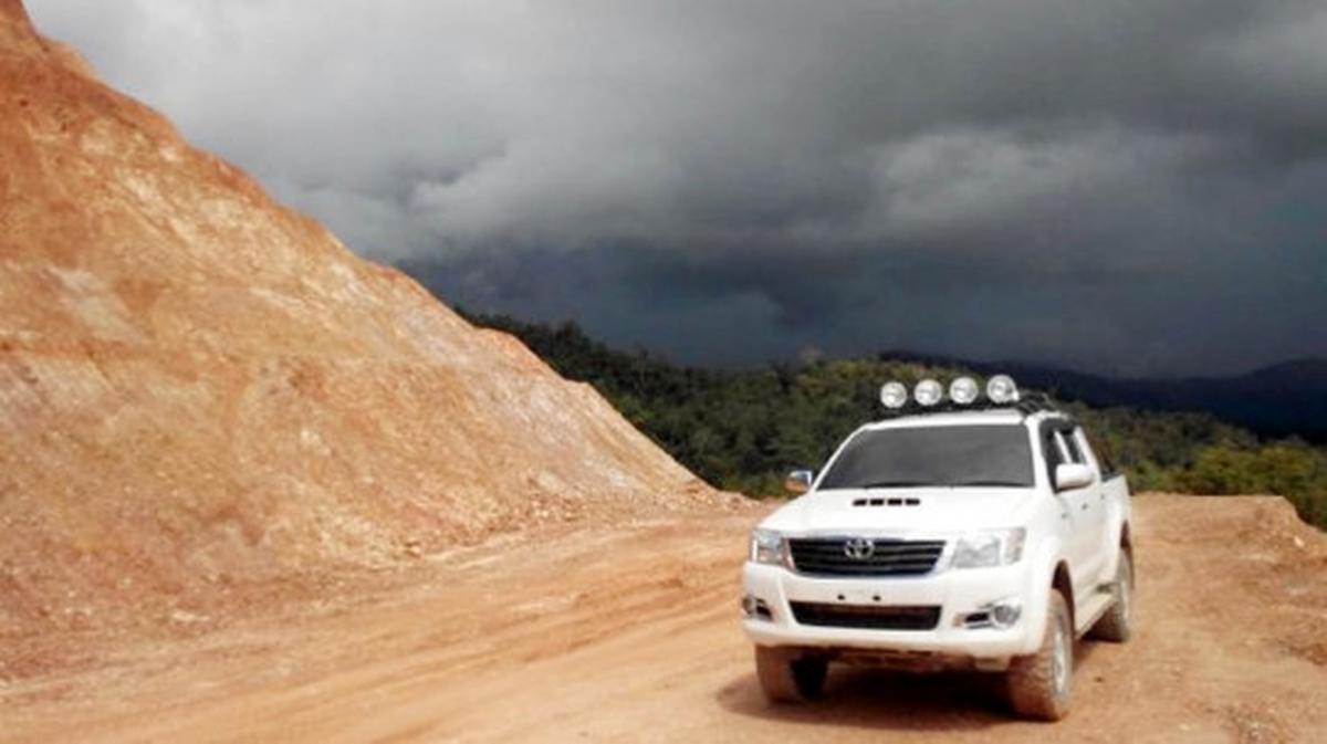 Lintasi medan berat, mobil offroad di Tambrauw berubah jadi taksi