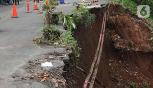 Kondisi longsor di daerah bantaran sungai Ciliwung, Pengadegan Timur, Jakarta, Selasa (12/4/2022). Longsor sepanjang 25 meter, lebar lima meter, dan kedalaman 15 meter itu menyebabkan 4 sepeda motor tertimbun material longsor, namun tidak ada korban jiwa. (Liputan6.com/Herman Zakharia)