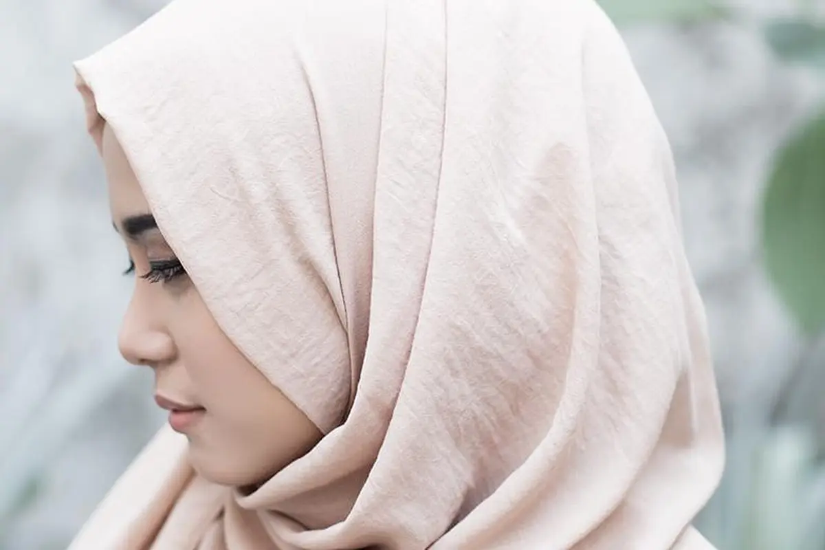 Aturan gunakan dry shampoo untuk perempuan hijab / Model: Restu Anggraini for FIMELA.com