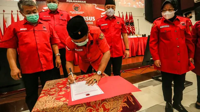 Eri Cahyadi dan Tri Rismaharini dalam  Rapat Kerja Cabang Khusus (Rakercabsus) DPC PDIP Surabaya.
