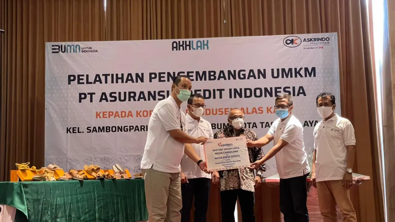 Askrindo melakukan pendampingan UMKM kepada kelompok kerja Koperasi Produsen Alas Kaki Mangkubumi, Tasikmalaya