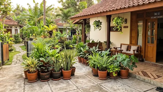 Inspirasi sekat teras dari material alami untuk rumah mungil model sekat tanaman