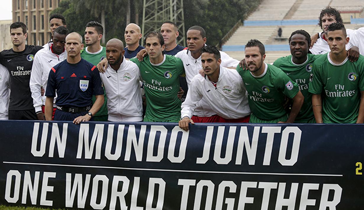 Para pemain timnas Kuba dan New York Cosmos coba menjalankan misi damai lewat sepak bola. (Reuters/Endrique de la Osa)
