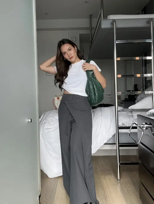 T-shirt selalu jadi fashion item yang menjanjikan untuk tampil nyaman dan penuh gaya. Padukan dengan celana wide leg untuk maksimalkan penampilan.  [Foto: Instagram/ Raisa]
