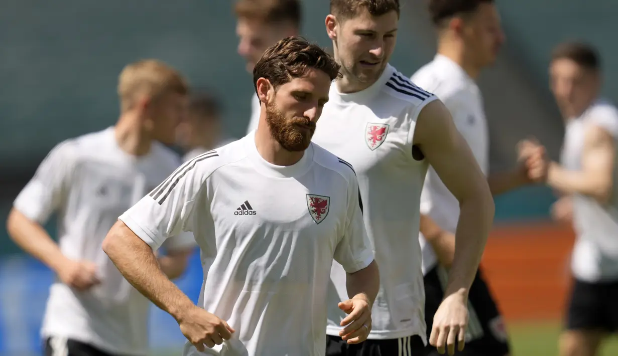 Para pemain timnas Wales berlari selama sesi latihan tim di Stadion Olimpiade Baku di Baku, Azerbaijan, Jumat (11/6/2021). Pertandingan kedua Grup A Euro 2020 akan mempertemukan antara Wales vs Swiss pada Sabtu malam (12/6). (AP Photo/Darko Vojinovic)
