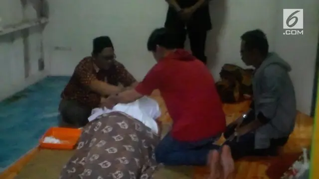 Seorang pria putuskan bunuh diri setelah menganiaya istrinya sendiri. Peristiwa ini juga dipicu oleh masalah ekonomi.