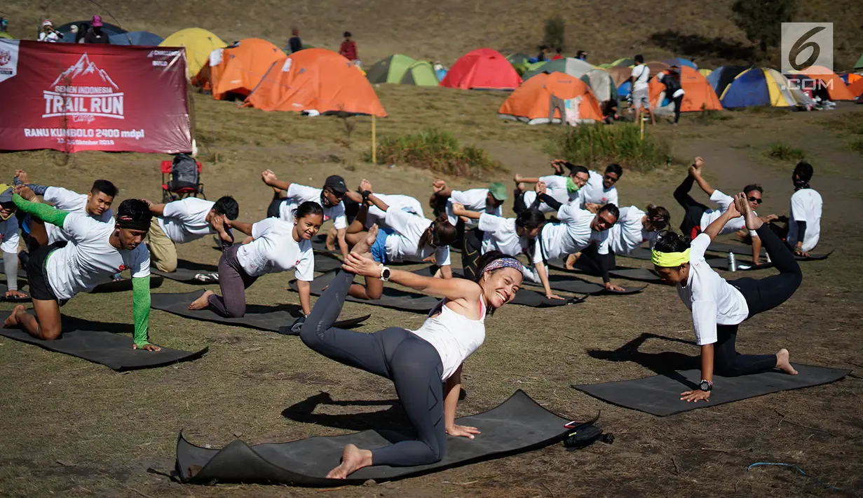 Peserta sedang latihan yoga di Ranu Kumbolo, Taman Nasional Bromo Tengger Semeru, Malang, Minggu (14/10). Kegiatan yang digelar dalam rangka Semen Indonesia Trail Run Camp sebagai ajang try out bagi 40 pelari dalam SMI Trail Run. (Liputan6.com/HO/Eko)