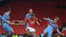 Striker Manchester United, Anthony Martial (tengah) berusaha menembak bola dari kawalan para pemain West Ham United pada pertandingan perdelapan final Piala FA di Old Trafford, Inggris (10/2/2021).  MU menang tipis atas West Ham 1-0. (Michael Regan/POOL/AFP)