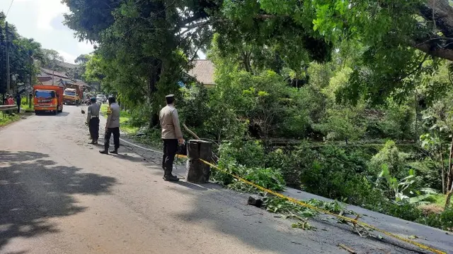 Longsor di Majalengka Menutup Akses Jalan ke Tiga Kabupaten