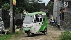 Penampakan bajaj listrik yang beroperasi di RW 13, Kelurahan Kencana, Tanah Sareal, Bogor, Jawa Barat, (25/4). Bajaj listrik ini disediakan secara gratis bagi kendaraan operasional RW setempat. (Merdeka.com/Arie Basuki)