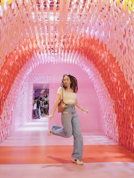 Ketika berkunjung Museum of Ice Cream Singapore, penampilan Momo Geisha berhasil curi perhatian. Penyanyi tersebut tampil cantik dan kece bak masih gadis. Ia tampak mengenakan outfit crop top yang dipadukan dengan celana jeans.(Liputan6.com/IG/@therealmomogeisha)