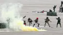 Tentara pasukan khusus Taiwan mensimulasikan strategi penyerangan terhadap China dalam latihan militer tahunan terbesar Han Kuang di sebuah pangkalan udara di Taichung, Kamis (7/6). (AP/Chiang Ying-ying)