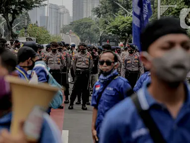 Sejumlah aparat kepolisian bersiaga untuk menjaga keamanan di di sekitar Gedung DPR/MPR RI, Jakarta, Jumat (14/8/2020). Pengamanan ekstra tersebut untuk mengantisipasi rencana unjuk rasa menolak RUU Cipta Kerja yang bertepatan dengan Sidang Tahunan di Gedung DPR. (Liputan6.com/Faizal Fanani)