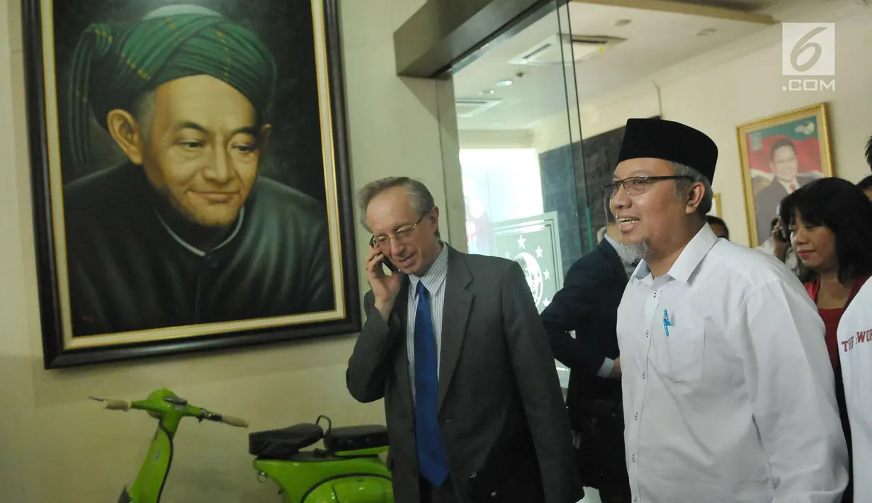 Dubes Rusia untuk Indonesia Mikhail Galuzin berkunjung ke kantor DPP PKB, Jakarta, Rabu (7/6). PKB mengadakan dialog dengan Dubes Rusia, Mikhail membahas peluang kerja sama antara Indonesia-Rusia dalam penanggulangan terorisme. (Liputan6.com/Helmi Afandi)