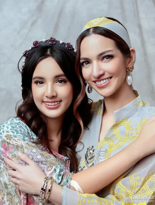 Nia Ramadhani dan Mikhayla didandani oleh MUA Victoria Makeup, sementara rambutnya ditata oleh Franspo Hairdo. Mikha didandani flawless sesuai dengan usianya, begitu juga dengan Nia Ramadhani yang terlihat awet muda setelah didandan. Mikhayla yang beranjak remaja kini sudah mengenal makeup dan merawat diri. Tentunya hal perawatan ini tak lepas dari ajaran ibundanya. (Liputan6.com/IG/@hanzhp)