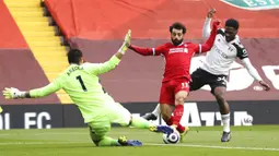 Pemain Liverpool Mohamed Salah (tengah), kiper Fulham Alphonse Areola (kiri), dan pemain Fulham Ola Aina memperebutkan bola pada pertandingan Liga Inggris di Stadion Anfield, Liverpool, Inggris, Minggu (7/3/2021). Liverpool takluk 0-1 dari Fulham. (Clive Brunskill/Pool via AP)