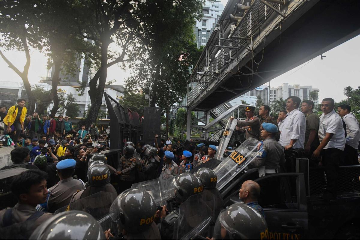 Mensesneg temui mahasiswa di aksi Indonesia Gelap