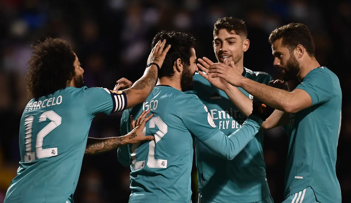 Gelandang Real Madrid Isco (kedua kiri) berselebrasi dengan timnya setelah mencetak gol ke gawang Alcoyano pada babak 32 besar Copa del Rey di Stadion El Callao, Alcoy, Kamis (6/1/2022) dini hari WIB. Real Madrid mengalahkan tim divis tiga Spanyol, Alcoyano dengan skor 3-1. (AP Photo/Jose Breton)