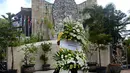 Seorang pria tampak membawa karangan bunga untuk memeperingati 13 tahun meledaknya bom bali 1 di depan monumen tragedi kemanusiaan,  Bali, Senin (12/10/2015). Hari ini tepat 13 tahun meledaknya bom bali 1. (AFP PHOTO/SONNY Tumbelaka)