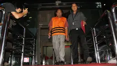 Tersangka korupsi Kepala Dinas Pertambangan dan Energi Pemerintah Provinsi Papua, Jannes Johan Karubaba meninggalkan Gedung KPK usai menjalani pemeriksaan, Jakarta, Rabu (11/3/2015). (Liputan6.com/Helmi Afandi)