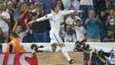 Bintang Real Madrid, Cristiano Ronaldo merayakan golnya ke gawang APOEL Nicosia pada laga grup H Liga Champions di Santiago Bernabeu stadium, Madrid, (13/9/2017). Real Madrid Menang 3-0. (AP/Francisco Seco)