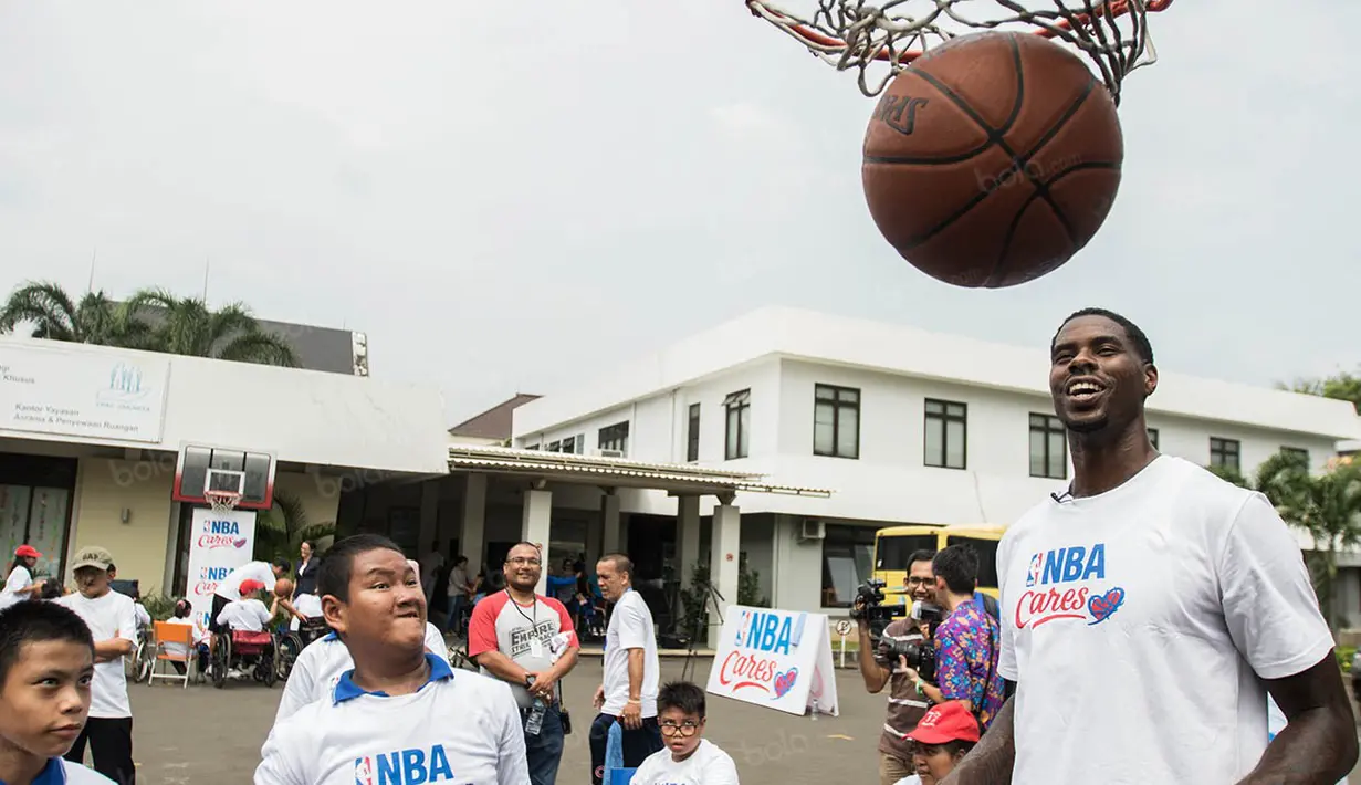Pebasket NBA asal klub Charlotte Hornets, Marvin Williams, memberikan pelatihan kepada penyandang disabilitas di Lapangan YPAC, Jakarta Selatan, Kamis (25/8/2016). Pelatihan ini dalam rangkaian kegiatan Junior NBA. (Bola.com/Vitalis Yogi Trisna)