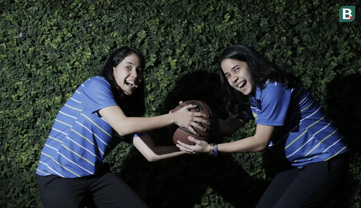 Pebasket Merpati Bali, Tania Rasidi dan Lamia Rasidi, berebut bola saat sesi pemotretan di kantor Bola.com, Jakarta, Jumat (16/3/2018). Duet kembar ini siap membawa Merpati Bali juara Srikandi Cup 2017/2018. (Bola.com/M Iqbal Ichsan)