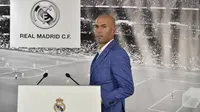 Pelatih baru Real Madrid, Zinedine Zidane memberikan kata sambutan di stadion Santiago Bernabeu, Senin (4/1/2016). Zidane resmi menggantikan Rafael Benitez yang baru saja dipecat manajemen. (AFP PHOTO/GERARD JULIEN)