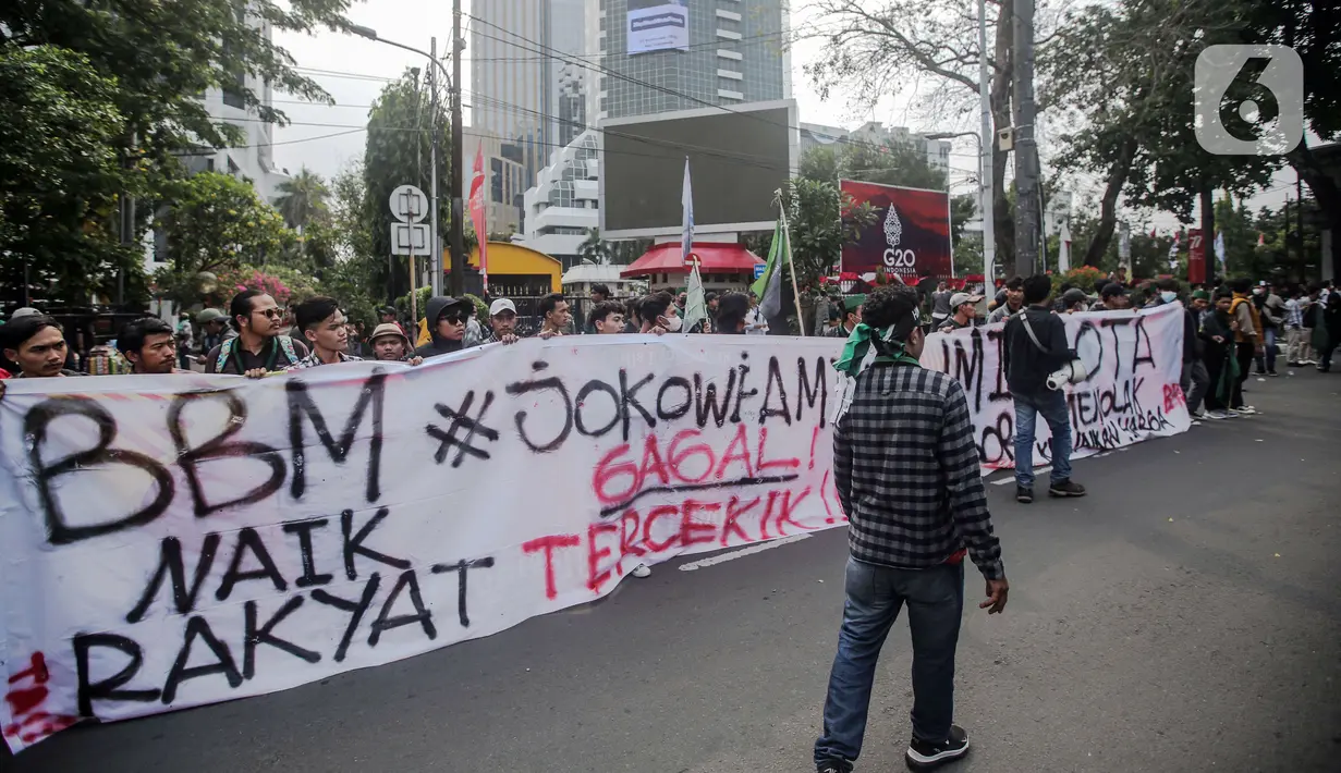 Sejumlah massa yang tergabung dalam Himpunan Mahasiswa Islam (HMI) membentangkan spanduk besar bertuliskan tuntutan saat menggelar aksi di depan Patung Kuda, Jakarta, Senin (29/8/2022). Mereka menolak rencana pemerintah untuk menaikkan harga BBM bersubsidi karena akan mengorbankan kondisi ekonomi rakyat, terutama masyarakat kelas menengah ke bawah dan pelaku Usaha Mikro Kecil Menengah (UMKM), yang belum sepenuhnya pulih akibat terpaan pandemi COVID-19. (Liputan6.com/Faizal Fanani)