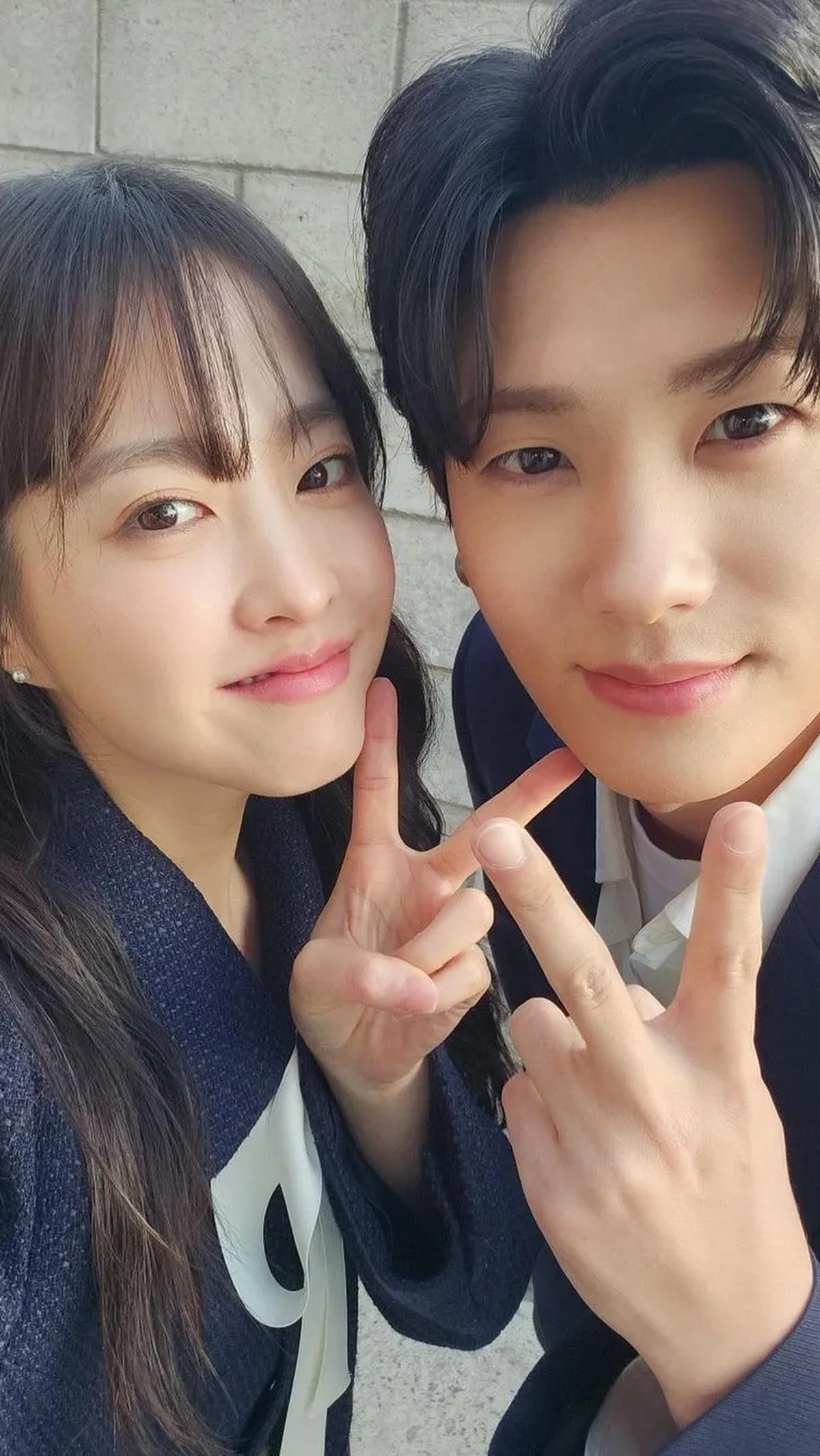 Park Hyung Sik dan Park Bo Young menghangatkan hati penggemar dengan selfie imut mereka dari lokasi syuting "Strong Girl Namsoon."