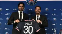 Nomor punggung 30 dipilih oleh Lionel Messi setelah resmi menjadi pemain Paris Saint-Germain. Nomor tersebut ternyata pernah digunakan Messi ketika menjalani awal karier di Barcelona pada musim 2004/2005 silam. (Foto: AFP/Stephane De Sakutin)