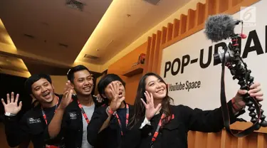Jessica Veranda eks JKT48 berswafoto bersama pemenang YouTube NextUp 2019 di Kota Kasablanka, Jakarta, Selasa (30/4/2019). Data YouTube Indonesia per Maret 2019 menunjukkan pertumbuhan kreator yang memiliki satu juta pelanggan (subscriber) mencapai lebih dari 200 kanal. (Fimela.com/Bambang E Ros)
