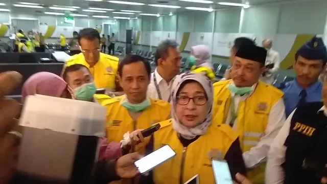 Menteri Kesehatan RI Nila Moeloek menyambut jemaah haji yang tiba di Indonesia pada Senin, 19 Agustus 2019. (Foto: Pramita Tristiawati/Liputan6.com)