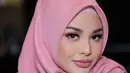 Aurel Hermansyah tampil jadi cewek kue dengan outfit serba pink. Ia menyempurnakan penampilannya dengan makeup yang juga bernuansa merah muda, membaur sempurna di kulitnya. [Foto: Instagram/makeupbylaode]