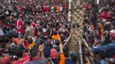 Suporter Persija Jakarta, The Jakmania, antri tiket jelang laga final Piala Presiden di sekitar SUGBK, Jakarta, Sabtu (17/2/2018). Persija akan melawan Bali United. (Bola.com/Vitalis Yogi Trisna)