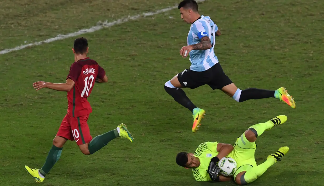 Kiper Argentina, Geroinimo Rulli mengamankan bola dari kejaran pemain Portugal  pada laga grup D Olimpiade Rio 2016 di Olympic Stadium, Rio de Janeiro, (5/82016) dini hari WIB. (AP Photo/anderlei Almeida)