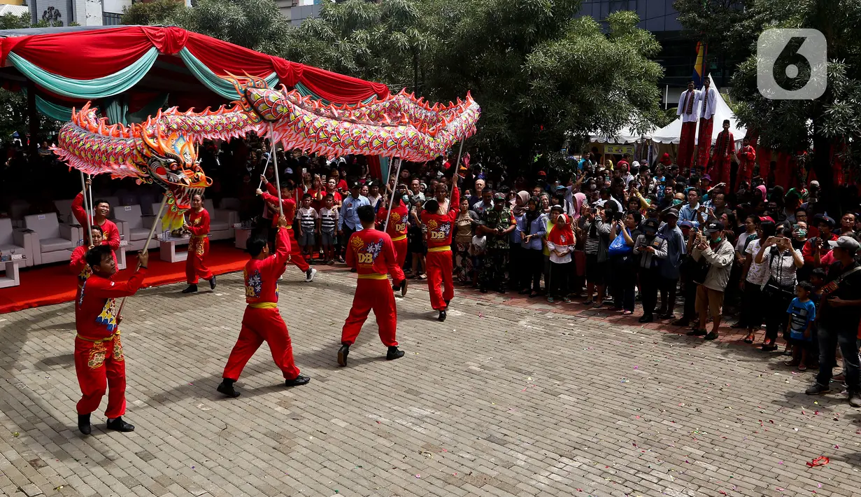 Pertunjukan liong saat puncak perayaan Cap Go Meh 2571 di Jalan Pancoran, Glodok, Tamansari, Jakarta Barat, Sabtu (8/2/2020). Cap Go Meh 2571 dimeriahkan berbagai atraksi seni budaya China dan Betawi. (Liputan6.com/Johan Tallo)