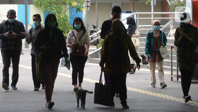 Orang-orang berjalan untuk pulang setelah jam kerja di terowongan Kendal, Jakarta, Kamis (7/1/2021). Kasus positif virus Corona COVID-19 di Indonesia hari ini pecah rekor dengan tambahan 9.321. Total kasus positif Corona di Tanah Air menjadi 797.723. (merdeka.com/Imam Buhori)