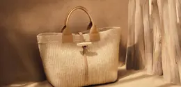 Untuk tahun ketiga berturut-turut, Longchamp bekerja sama dengan organisasi nirlaba Anaka, menghadirkan koleksi khusus yang menyoroti keahlian para perajin perempuan dari Madagaskar. [Dok/Longchamp].