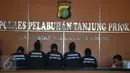 Para tersangka dihadirkan saat rilis kasus pencurian solar di Polres Pelabuhan Tanjung Priok, Jakarta Utara, Selasa (29/12). Aksi mereka dilakukan dari 2009 di wilayah Pertamina Digul Pelabuhan Tanjung Priok. (Liputan6.com/Gempur M Surya)