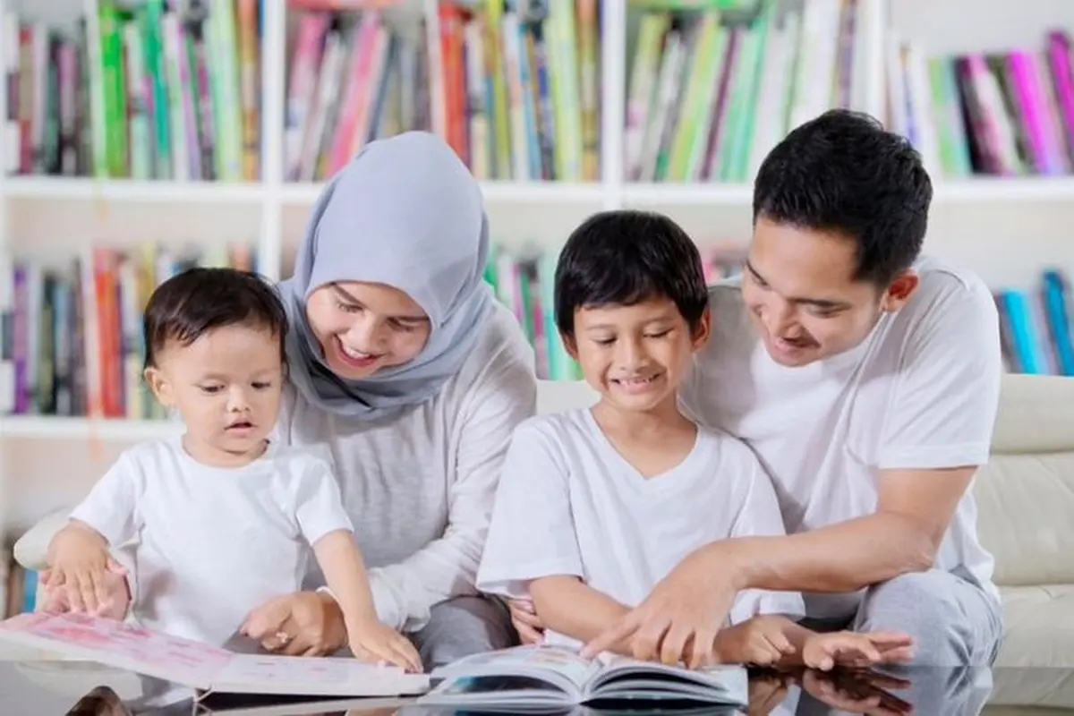 Ilustrasi Anak Bersama Orangtua. (foto: Pinterest/lina nila).