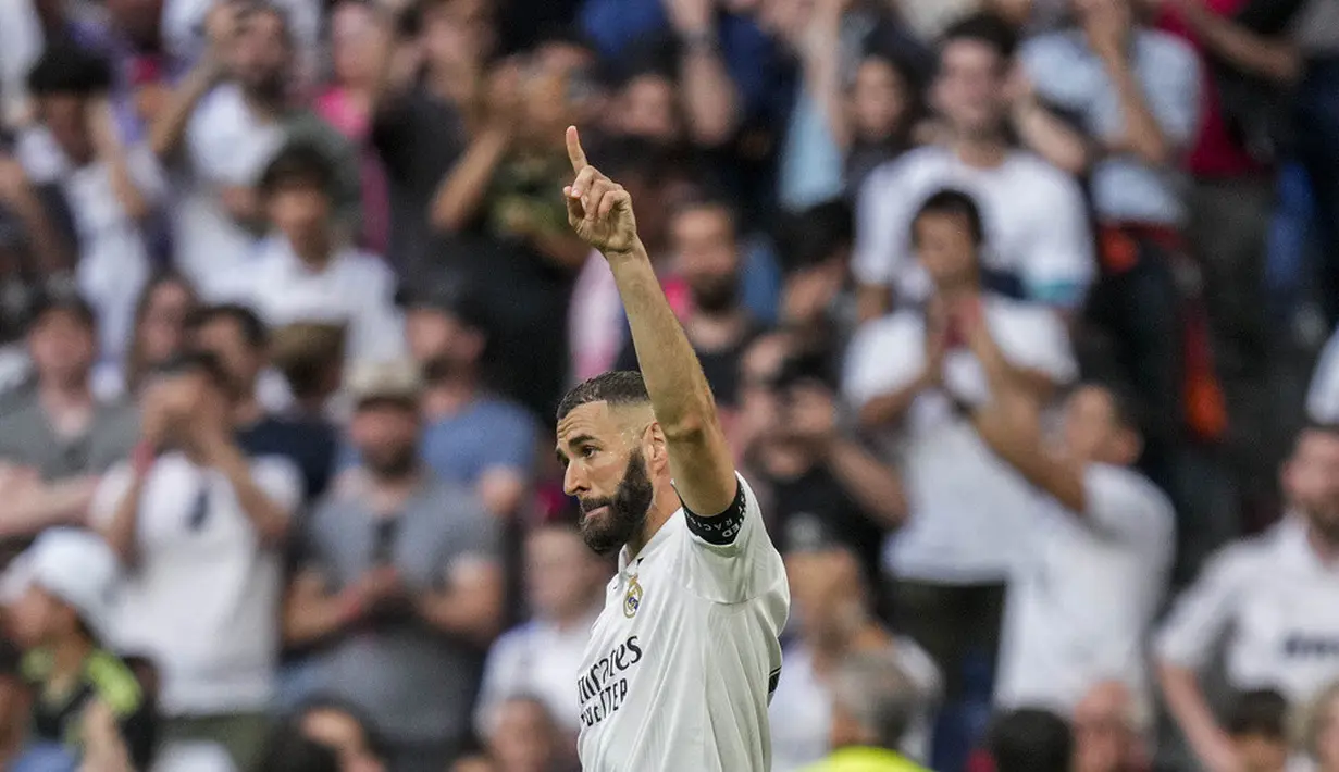 <p>Karim Benzema dipastikan tidak akan lagi berseragam Real Madrid musim depan usai pihak klub beberapa waktu lalu mengumumkan pemain asal Prancis itu akan meninggalkan Los Blancos dengan status bebas transfer pada musim panas ini. (AP Photo/Bernat Armangue)</p>