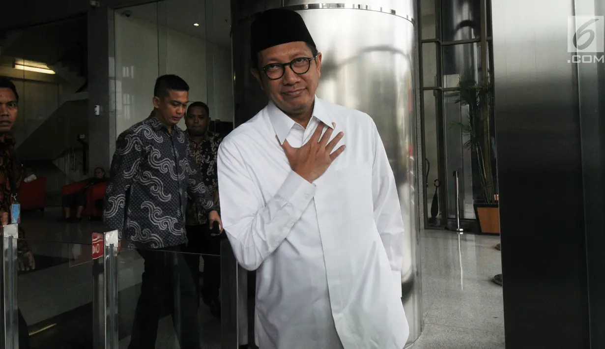 Menteri Agama Lukman Hakim Saifuddin meninggalkan gedung Komisi Pemberantasan Korupsi (KPK) usai memenuhi panggilan penyidik di Jakarta, Rabu (22/5/2019). Kehadiran Menag Lukman untuk dimintai keterangan terkait penyelidikan kasus penyelenggaraan haji. (merdeka.com/Dwi Narwoko)