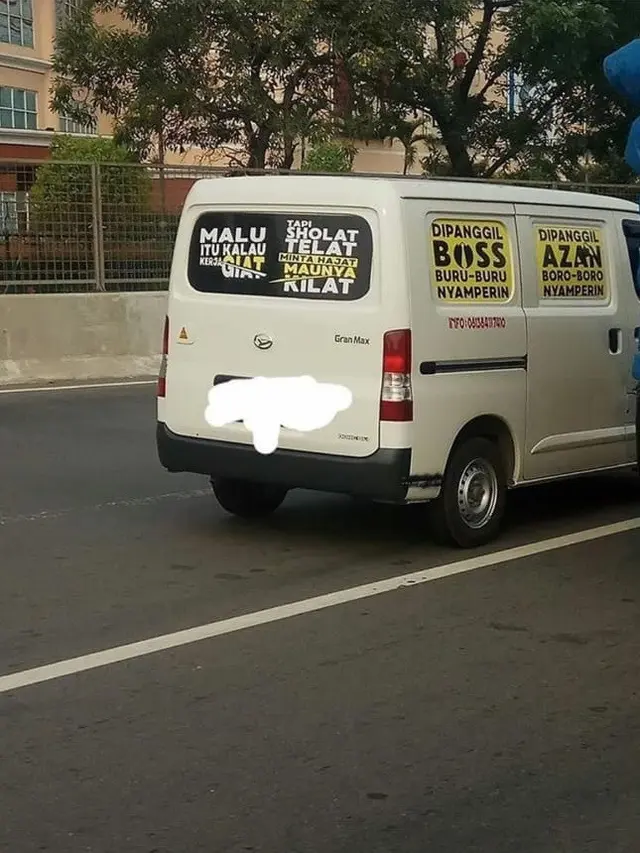 Foto Tulisan Lucu di Belakang Mobil Bikin Fokus Buyar Saat Berkendara