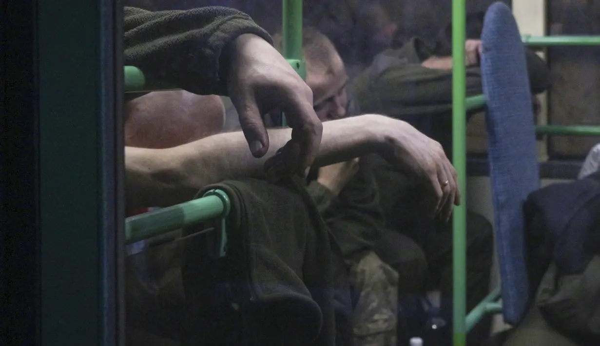 Prajurit Ukraina duduk di dalam bus setelah mereka dievakuasi dari pabrik baja Azovstal Mariupol yang terkepung, dekat sebuah penjara di Olyonivka, di wilayah di bawah pemerintahan Republik Rakyat Donetsk, Ukraina timur (17/5/2022). (AP Photo)