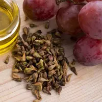 Menggunakan minyak biji anggur untuk perawatan kulit adalah obat rumah alami yang telah ada selama berabad-abad.