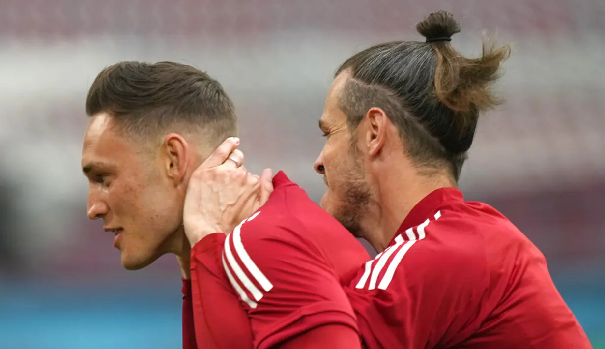 Pemain Wales Gareth Bale (kanan) bermain-main dengan Connor Roberts saat sesi latihan di Johan Cruyff Arena, Amsterdam, Belanda, Jumat (25/6/2021). Wales akan melawan Denmark pada pertandingan babak 16 besar Euro 2020. (Koen van Wael/Pool via AP)